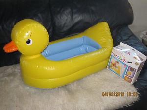 MUNCHKINS INFLATABLE DUCK TUD. NEW!