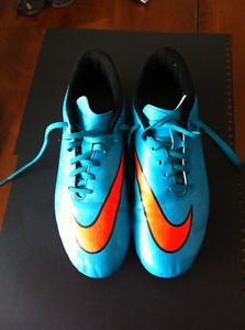 Mens Size US 10.5 Nike Soccer Cleats
