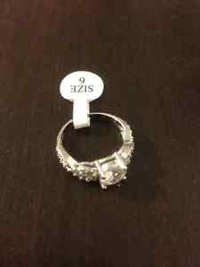Beautiful sterling silver ring- size 6