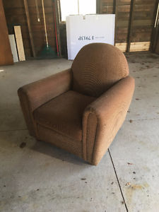 SELLING CHAIRS COUCH AND END TABLE