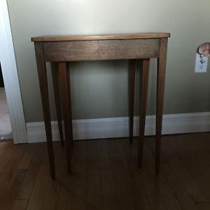 2 Wooden Nesting Tables