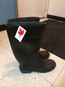 Steel toe rubber boots