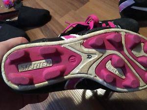 gIRLS SIZE 11 sOCCER cLEATS