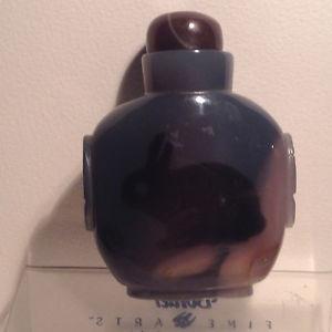 A PICTORIAL SILHOUETTE AGATE SNUFF BOTTLE