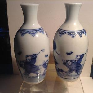 ANTIQUE CHINESE BLUE AND WHITE 2 X VASE KANGXI PERIOD