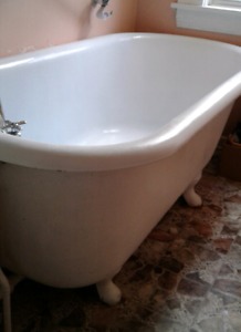 Antique cast iron bath tub for sale. Buyer must move