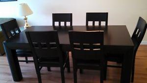 Beautiful Solid Wood Dinning Room Table and 6 Chairs