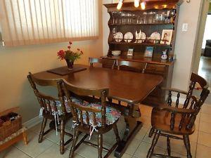 Dining set with hutch