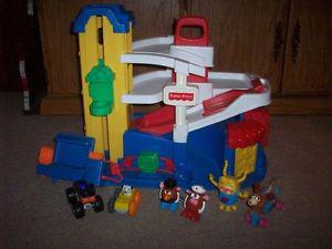 Fisher Price Gas Station /Ramp and misc