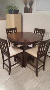 Pub Height table - 4 stool/Chairs