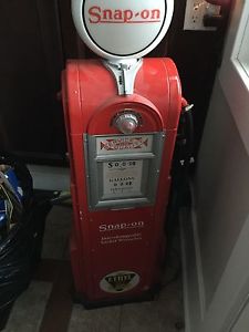 Snap collectible gas pump/ die cast display caninet