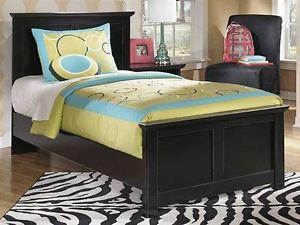 Twin bed - headboard, footboard and rails - Ashley furniture