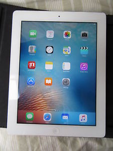 White iPad 3rd with 32 gb storage w/ quilted smart case