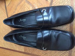 Woman's sz 9 black leather shoes