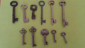 numerous old skeleton keys