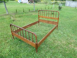 Antique 3/4 Spindle Bed