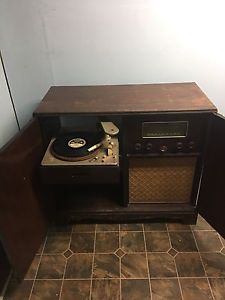 Antique record player /Radio
