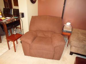 Brown plump recliner in mint condition