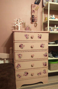 I'm selling a beautiful dresser and single bed made in