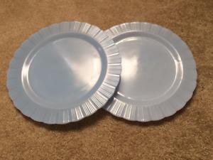 Selling 2 Decorative dinner plates
