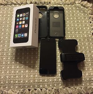 iPhone 5s immaculate shape with near new otter box