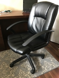 Cheap / clean / almost new manager chair!!!