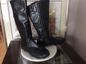 Ecco Brand Black Leather Moon Boot Size 9