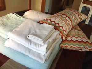 Full/Queen Quilt Bedding Set - like new!