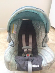 Graco Infant car seat w/ base.