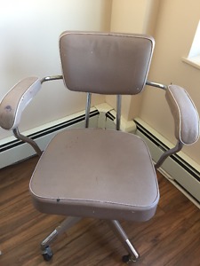 Retro computer chair - Moving Must Sell