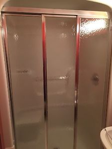 Shower doors (adjustable to fit)