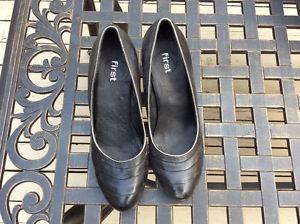 Women's Dress Shoes (Size 6)