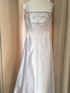Beautiful, Fitted Alllure Bridals Wedding Dress