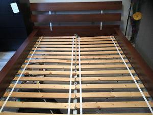 Moving sale: queen bed for 100$