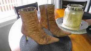 Brown suede boots, size 8, excellent condition $15