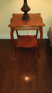 MAHOGANY-STAINED SOLID WOOD TABLE