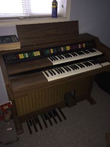 Vintage lowrey organ. Free free free