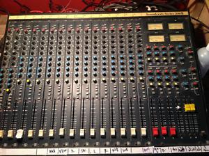 soundcraft 200b 16 channel mixing board console