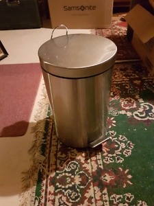 Med sized garbage can