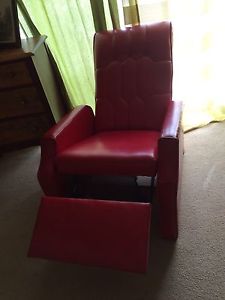Recliner (red)