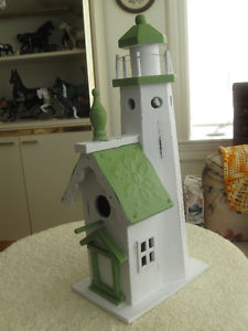 CHARMING OLD VINTAGE METAL-ROOFED LIGHTHOUSE BIRD HOUSE