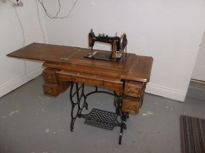 Machine à coudre antique/Antique sewing machine
