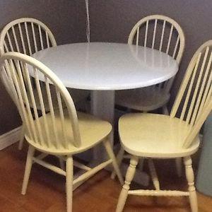 Silver wood table with 4/ lime chairs