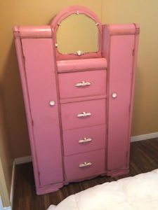 armoire / wardrobe pink