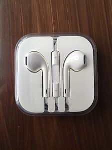 2 sets of brand new apple ear buds