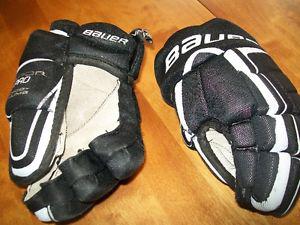 Junior Bauer Vapor 12" hockey gloves