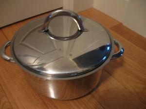 MEDIUM-SIZED STAINLESS STEEL DOUBLE-HANDLED STEWING POT &
