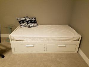 White Day Bed-extend to the size of 2 twin beds