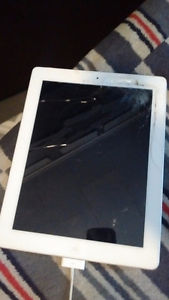 iPad 2 32gb broken screen works perfect