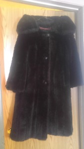 Ladies faux fur coats. Size large/ xl